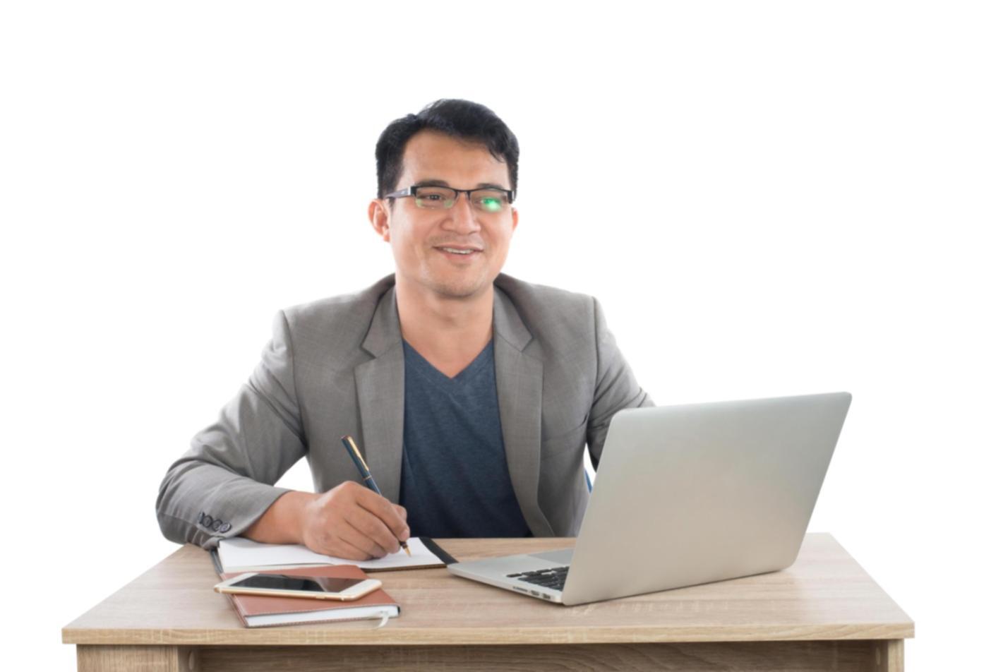 Antreprenor analizând date financiare pe laptop în birou modern